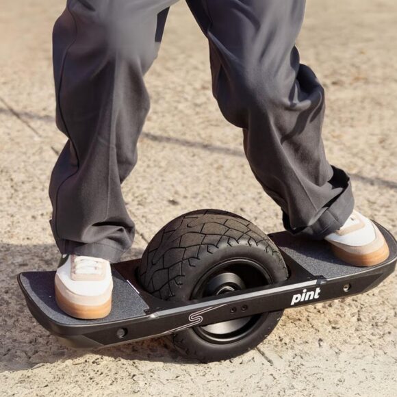 Onewheel Pint S, skate elétrico compacto com autonomia de até 29 km e velocidade máxima de 32 km/h, disponível na Xpert Energy.