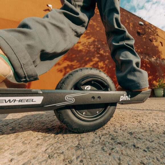 Onewheel Pint S, skate elétrico compacto com autonomia de até 29 km e velocidade máxima de 32 km/h, disponível na Xpert Energy.